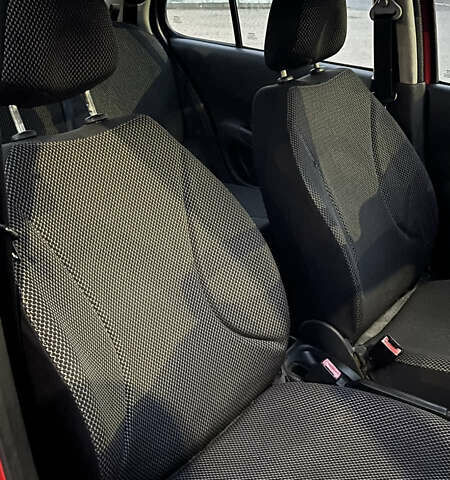 Красный Ниссан Микра, объемом двигателя 1.24 л и пробегом 270 тыс. км за 3200 $, фото 3 на Automoto.ua