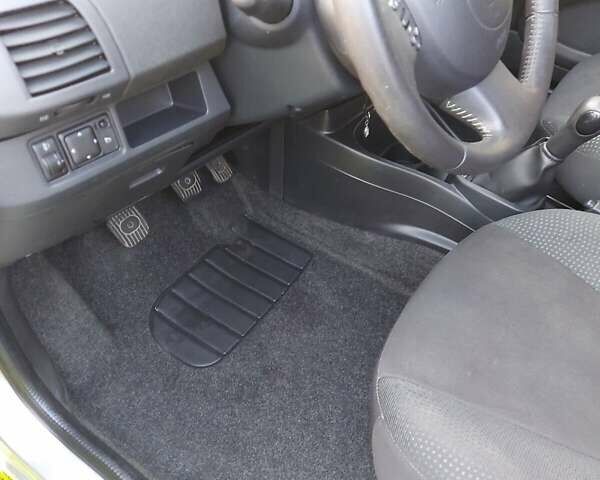 Серый Ниссан Микра, объемом двигателя 1.5 л и пробегом 255 тыс. км за 5500 $, фото 2 на Automoto.ua