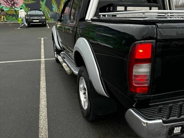 Чорний Ніссан НП, об'ємом двигуна 2.4 л та пробігом 330 тис. км за 12500 $, фото 2 на Automoto.ua