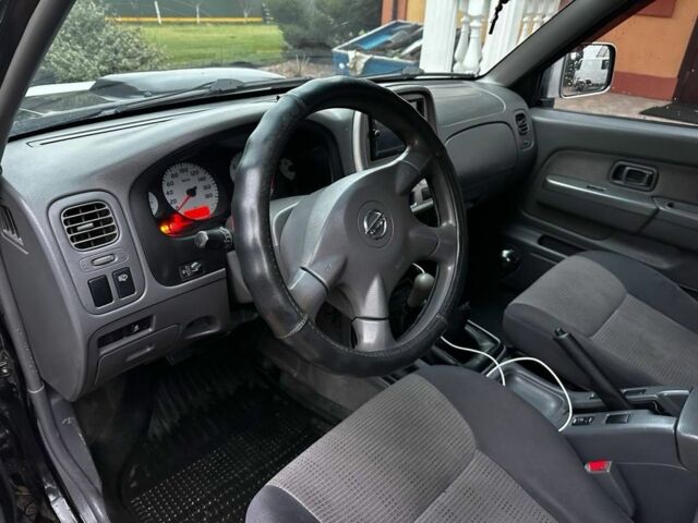 Чорний Ніссан НП, об'ємом двигуна 2.4 л та пробігом 330 тис. км за 12500 $, фото 4 на Automoto.ua