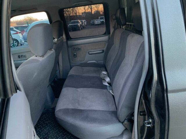 Черный Ниссан НП, объемом двигателя 2.5 л и пробегом 220 тыс. км за 14999 $, фото 12 на Automoto.ua