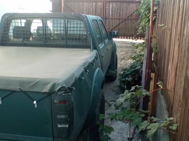 Красный Ниссан НП, объемом двигателя 2.5 л и пробегом 286 тыс. км за 4985 $, фото 6 на Automoto.ua