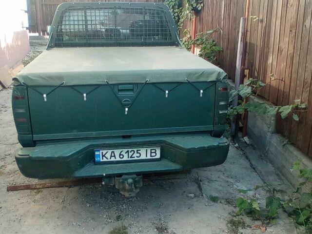 Красный Ниссан НП, объемом двигателя 2.5 л и пробегом 286 тыс. км за 4985 $, фото 5 на Automoto.ua