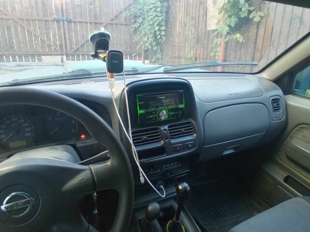Красный Ниссан НП, объемом двигателя 2.5 л и пробегом 286 тыс. км за 4985 $, фото 10 на Automoto.ua