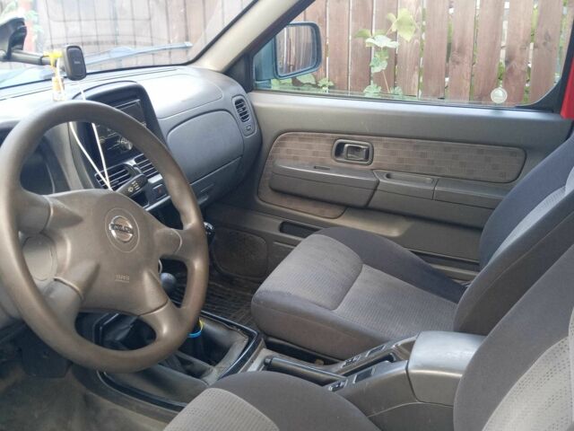 Красный Ниссан НП, объемом двигателя 2.5 л и пробегом 286 тыс. км за 4985 $, фото 3 на Automoto.ua