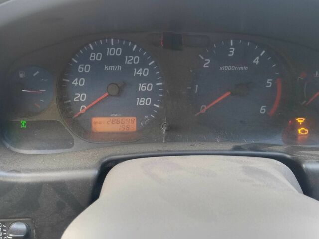 Красный Ниссан НП, объемом двигателя 2.5 л и пробегом 286 тыс. км за 4985 $, фото 9 на Automoto.ua