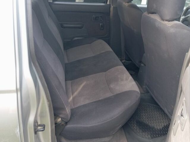 Серый Ниссан НП, объемом двигателя 2.5 л и пробегом 121 тыс. км за 11200 $, фото 5 на Automoto.ua