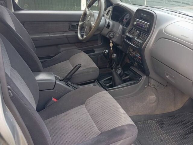 Серый Ниссан НП, объемом двигателя 2.5 л и пробегом 121 тыс. км за 11200 $, фото 4 на Automoto.ua