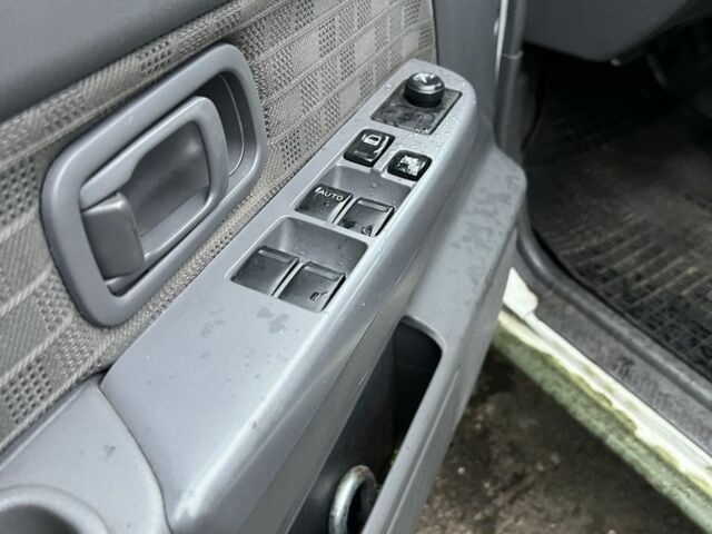 Зелений Ніссан НП, об'ємом двигуна 2.5 л та пробігом 200 тис. км за 8700 $, фото 9 на Automoto.ua