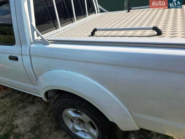 Белый Ниссан НП300, объемом двигателя 2.49 л и пробегом 200 тыс. км за 12000 $, фото 10 на Automoto.ua