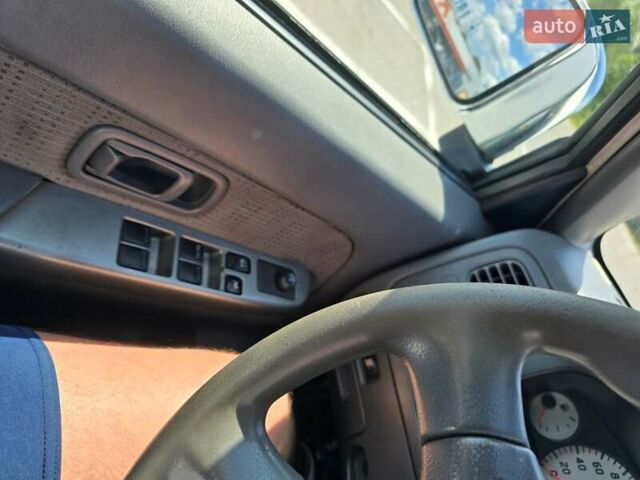 Белый Ниссан НП300, объемом двигателя 2.49 л и пробегом 200 тыс. км за 12000 $, фото 7 на Automoto.ua