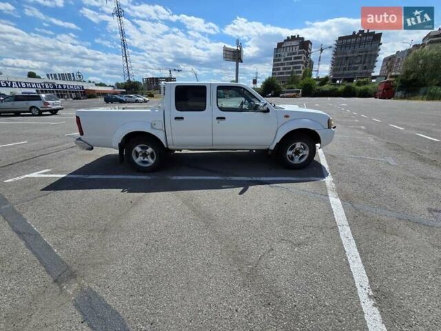 Белый Ниссан НП300, объемом двигателя 2.49 л и пробегом 200 тыс. км за 12000 $, фото 3 на Automoto.ua