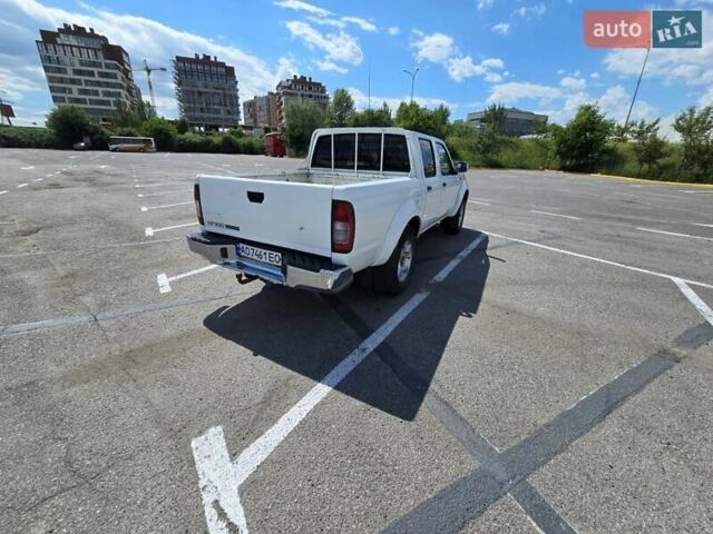 Белый Ниссан НП300, объемом двигателя 2.49 л и пробегом 200 тыс. км за 12000 $, фото 4 на Automoto.ua