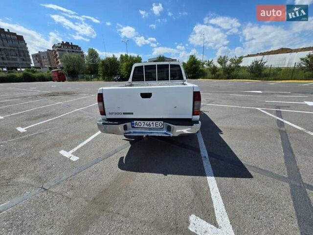 Белый Ниссан НП300, объемом двигателя 2.49 л и пробегом 200 тыс. км за 12000 $, фото 5 на Automoto.ua