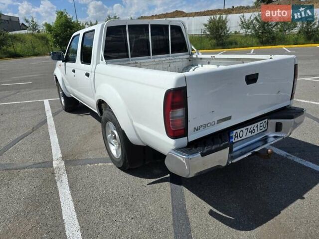 Белый Ниссан НП300, объемом двигателя 2.49 л и пробегом 200 тыс. км за 12000 $, фото 6 на Automoto.ua