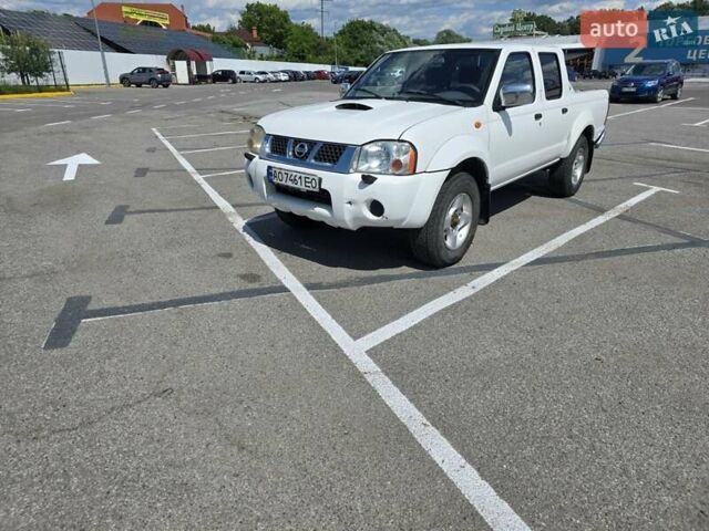 Белый Ниссан НП300, объемом двигателя 2.49 л и пробегом 200 тыс. км за 12000 $, фото 1 на Automoto.ua