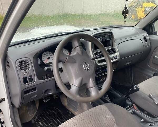 Белый Ниссан НП300, объемом двигателя 2.5 л и пробегом 125 тыс. км за 9000 $, фото 6 на Automoto.ua