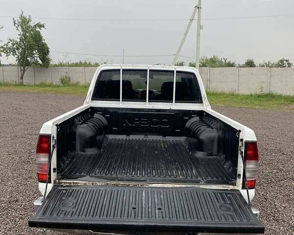 Белый Ниссан НП300, объемом двигателя 2.5 л и пробегом 125 тыс. км за 9000 $, фото 1 на Automoto.ua