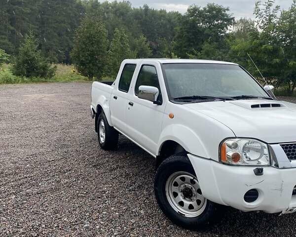 Белый Ниссан НП300, объемом двигателя 2.5 л и пробегом 125 тыс. км за 9000 $, фото 3 на Automoto.ua