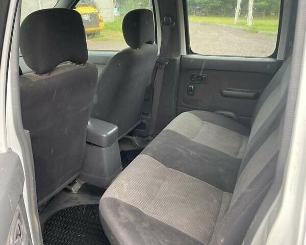 Белый Ниссан НП300, объемом двигателя 2.5 л и пробегом 125 тыс. км за 9000 $, фото 5 на Automoto.ua