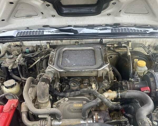 Белый Ниссан НП300, объемом двигателя 2.5 л и пробегом 125 тыс. км за 9000 $, фото 4 на Automoto.ua