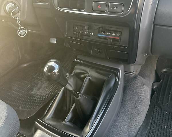 Черный Ниссан НП300, объемом двигателя 2.49 л и пробегом 299 тыс. км за 8750 $, фото 8 на Automoto.ua