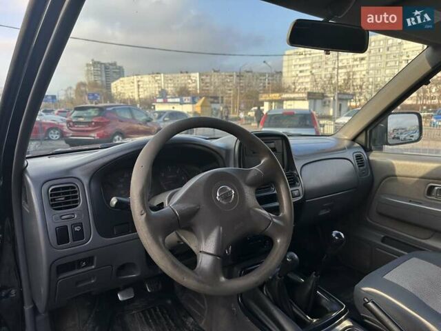 Черный Ниссан НП300, объемом двигателя 2.49 л и пробегом 299 тыс. км за 8750 $, фото 6 на Automoto.ua