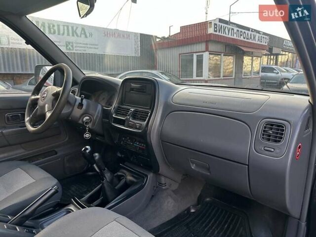 Черный Ниссан НП300, объемом двигателя 2.49 л и пробегом 299 тыс. км за 8750 $, фото 7 на Automoto.ua