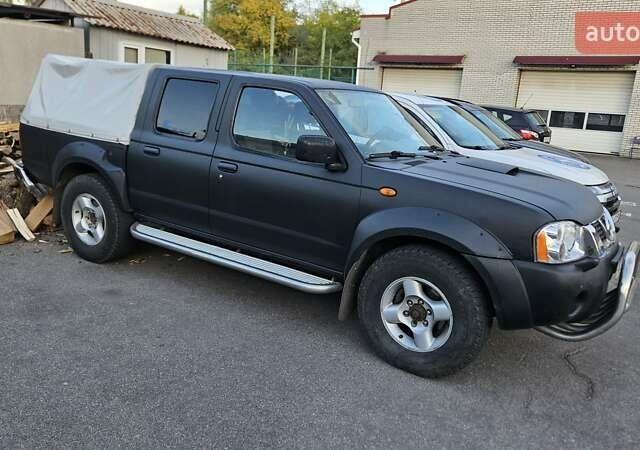 Черный Ниссан НП300, объемом двигателя 2.49 л и пробегом 153 тыс. км за 10900 $, фото 1 на Automoto.ua