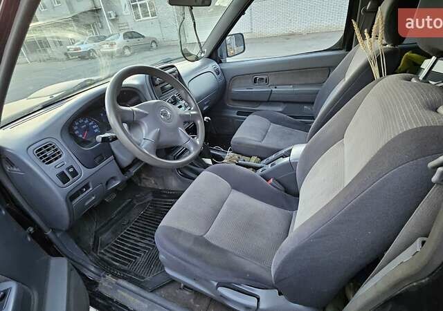 Черный Ниссан НП300, объемом двигателя 2.49 л и пробегом 153 тыс. км за 10900 $, фото 5 на Automoto.ua