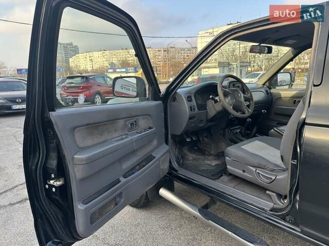 Черный Ниссан НП300, объемом двигателя 2.49 л и пробегом 299 тыс. км за 8750 $, фото 5 на Automoto.ua