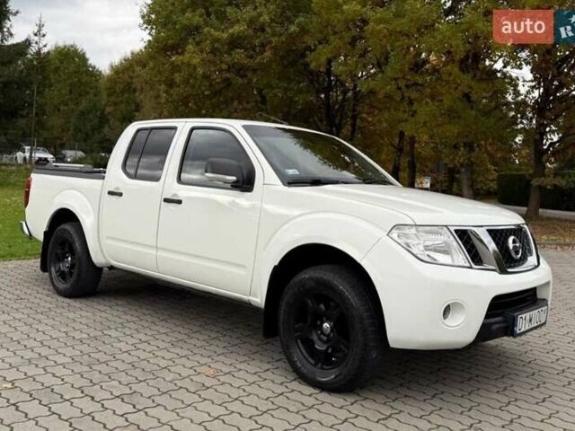 Белый Ниссан Навара, объемом двигателя 2.49 л и пробегом 350 тыс. км за 2964 $, фото 6 на Automoto.ua