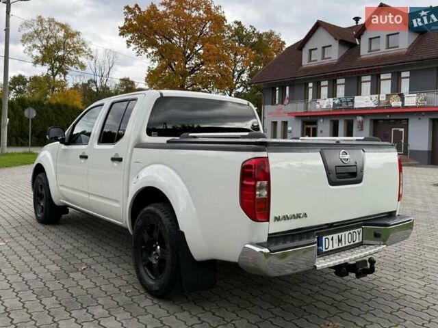 Белый Ниссан Навара, объемом двигателя 2.49 л и пробегом 350 тыс. км за 2964 $, фото 3 на Automoto.ua