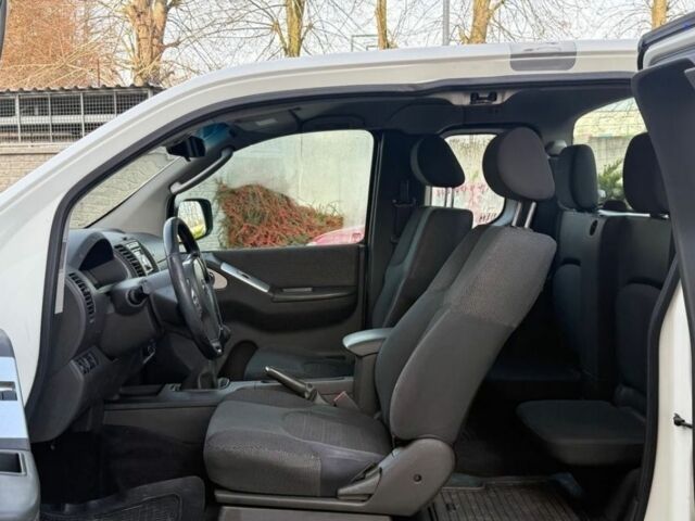 Белый Ниссан Навара, объемом двигателя 2.5 л и пробегом 268 тыс. км за 4600 $, фото 4 на Automoto.ua