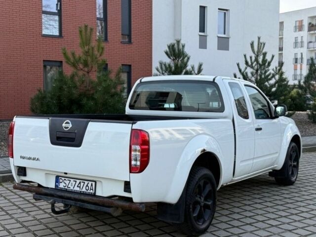 Белый Ниссан Навара, объемом двигателя 2.5 л и пробегом 268 тыс. км за 4600 $, фото 3 на Automoto.ua