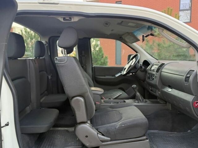 Белый Ниссан Навара, объемом двигателя 2.5 л и пробегом 268 тыс. км за 4600 $, фото 8 на Automoto.ua