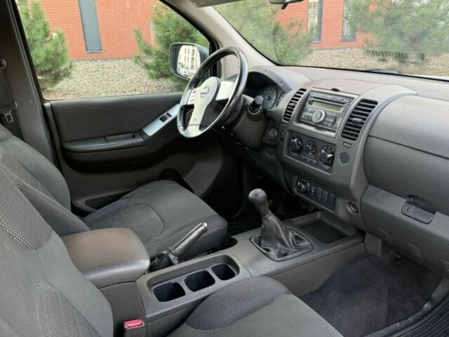 Белый Ниссан Навара, объемом двигателя 2.5 л и пробегом 268 тыс. км за 4600 $, фото 5 на Automoto.ua