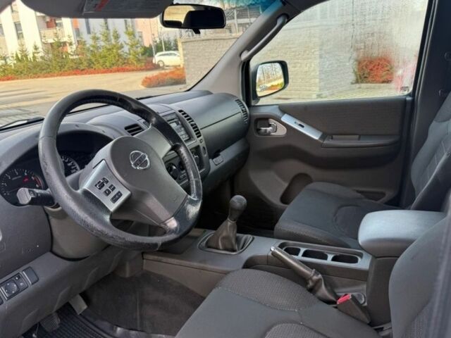 Белый Ниссан Навара, объемом двигателя 2.5 л и пробегом 268 тыс. км за 4600 $, фото 6 на Automoto.ua