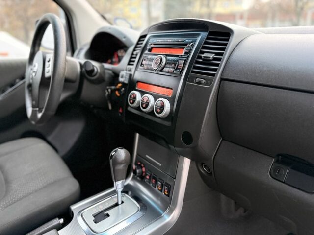 Белый Ниссан Навара, объемом двигателя 2.5 л и пробегом 280 тыс. км за 7100 $, фото 17 на Automoto.ua