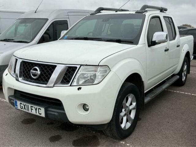 Белый Ниссан Навара, объемом двигателя 2.5 л и пробегом 240 тыс. км за 4500 $, фото 1 на Automoto.ua