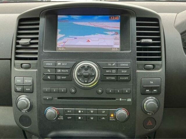 Белый Ниссан Навара, объемом двигателя 2.5 л и пробегом 240 тыс. км за 4500 $, фото 6 на Automoto.ua