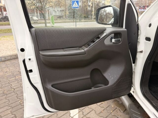 Белый Ниссан Навара, объемом двигателя 2.5 л и пробегом 280 тыс. км за 7100 $, фото 20 на Automoto.ua