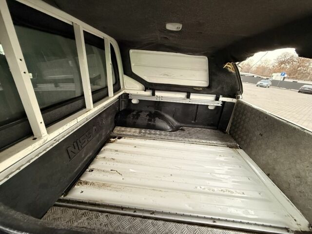 Белый Ниссан Навара, объемом двигателя 2.5 л и пробегом 280 тыс. км за 7350 $, фото 14 на Automoto.ua