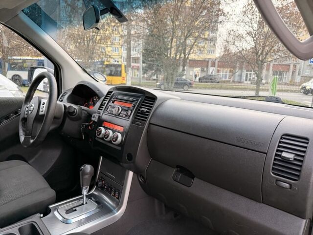 Белый Ниссан Навара, объемом двигателя 2.5 л и пробегом 280 тыс. км за 7350 $, фото 18 на Automoto.ua