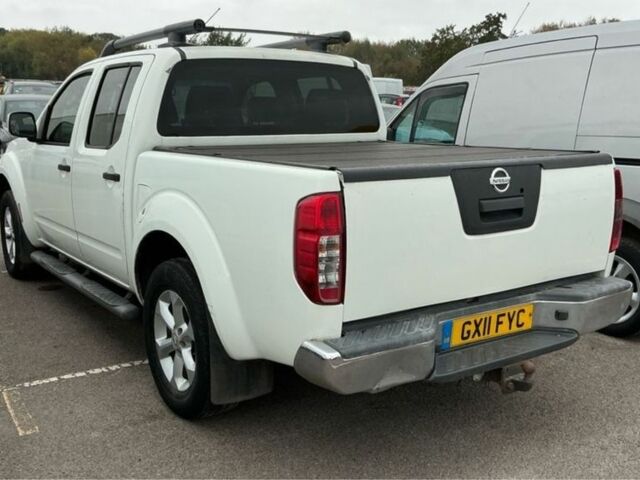 Белый Ниссан Навара, объемом двигателя 2.5 л и пробегом 240 тыс. км за 4500 $, фото 2 на Automoto.ua