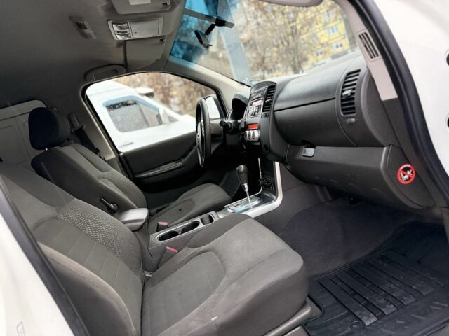 Белый Ниссан Навара, объемом двигателя 2.5 л и пробегом 280 тыс. км за 7350 $, фото 22 на Automoto.ua