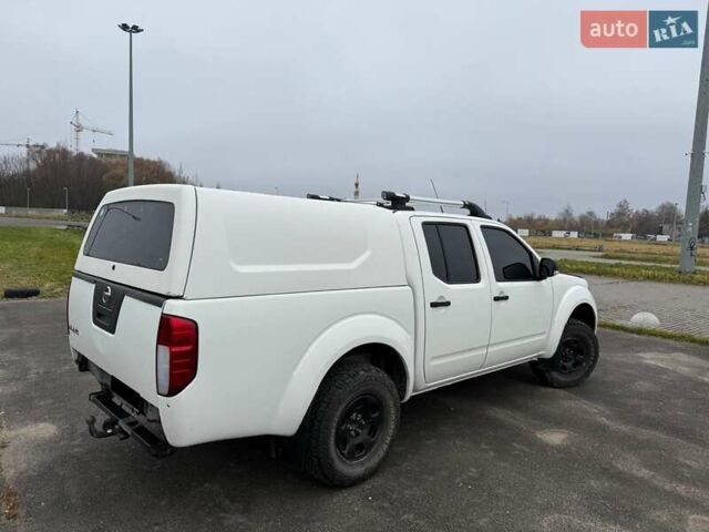 Белый Ниссан Навара, объемом двигателя 2.49 л и пробегом 325 тыс. км за 12999 $, фото 4 на Automoto.ua