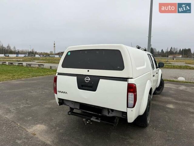 Белый Ниссан Навара, объемом двигателя 2.49 л и пробегом 325 тыс. км за 12999 $, фото 3 на Automoto.ua