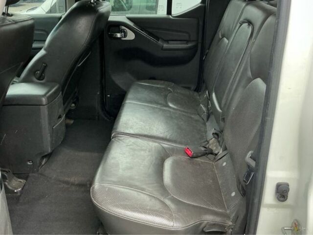 Белый Ниссан Навара, объемом двигателя 2.5 л и пробегом 240 тыс. км за 4500 $, фото 4 на Automoto.ua