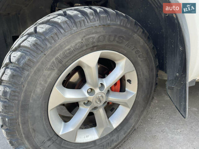 Ниссан Навара 2012 в Львове на Automoto.ua Белый Ниссан Навара, объемом двигателя 2.5 л и пробегом 212 тыс. км за 16000 $, фото 3 на Automoto.ua